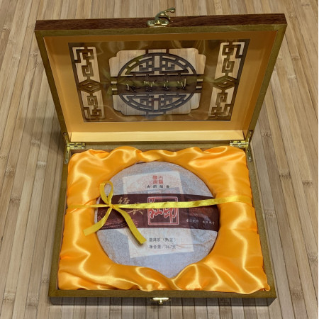 Подарочный шу пуэр Красная печать 2010 года 357 г